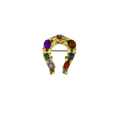 سنجاق سینه طرح نعل